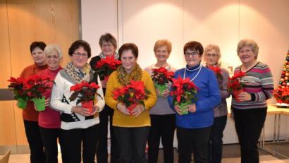 Bild: gi
Frauenbund-Vorsitzende Angela Striegl (rechts) dankt im Namen des Vorstandsteams den Frauen, welche monatliche die Frauenbund-Zeitschriften austragen, mit einem blumigen Weihnachtsstern.