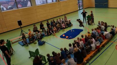 Bild: wec
Mit Schwung hüpft die Ente zum Klang der Oboe hinein in den kühlen Teich: Zwei Mitglieder der Wiener Kinderoper Papageno führen die Ebermannsdorfer Viertklässler geschickt durch das musikalische Märchen.