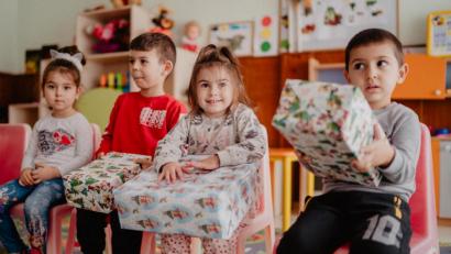 Bild: Dominik Lenz
Strahlende Gesichter, glückliche Kinder: Die Helfer der Weihnachtspäckchen-Aktion haben es auf ihren Touren durch Osteuropa selbst erlebt - schon kleine Geschenke können eine große Freude bereiten.