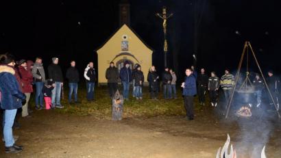 Bild: bey
Die Katholische Jugend hat zur Waldweihnacht an die Haberstumpfkapelle eingeladen.