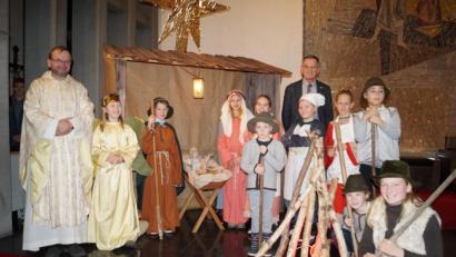 Bild: du
Pfarrer Thomas Stohldreier (links) freut sich über das gelungene Krippenspiel der Kinder mit dem Titel "Auf einmal ist der Himmel ganz nah", das Karl Koller (hinten, rechts) einstudiert hatte.