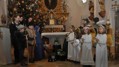 Bild: dob
Auch in der Waldauer Benefiziumskirche eilen die Kinder zur Krippe, um das Jesuskind zu bestaunen.