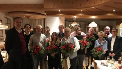 Bild: exb
Grund zum Feiern gab es für die Jubilare bei der Weihnachtsfeier der Firma Schmelzer: (von links) Geschäftsführer Gerhard Schmelzer, Peter Schmelzer, Christoph Legat, Peter Paul, Laura Kittner, Holger Stauffer, Walter Pirner, Mario Huber, Dominik Burkhard, Michael Hecht, Heike Prechtl, Manfred Oppl und Geschäftsführer Helmut Keck.