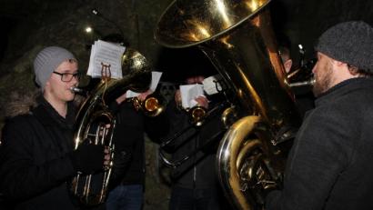 Bild: aun
Eine Bläsergruppe sorgte für die passende Musik bei der Waldweihnacht Utzenhofen.