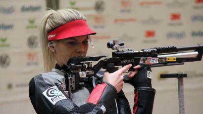 Bild: dl
Als Beste hat sich Julia Simon mit dem Luftgewehr für die Europameisterschaft in Breslau/Polen qualifiziert.