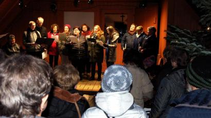 Bild: R. Kreuzer
Der evangelische Posaunenchor Neunkirchen und auch der Chor aus Parkstein gestalten die Feier im Freien. Die Besucher stimmen bei „Stille Nacht“ mit ein.