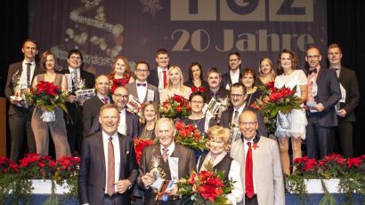 Bild: exb
Die IGZ-Inhaber Johann Zrenner (vorne, links) und Wolfgang Gropengießer (vorne, rechts) ehrten einige Jubilare. Dabei war auch Seniorchef Eduard Zrenner gemeinsam mit Gattin Maria (vorne, Zweiter und Dritte von links). Mit auf dem Bild sind die Partnerinnen und Partner der Geehrten.