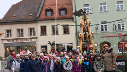 Bild: sei
Nach dem Besuch der Regionalbibliothek erkunden die Schüler aus Mantel mit den tschechischen Schülern die Weidener Altstadt.