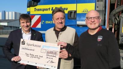 Bild: Hirsch
Unternehmer Josef Beer (Mitte) überreichte KJF-Geschäftsführer Michael Eibl (links) einen Scheck über 6000 Euro. Den Kontakt hatte Armin Wolf (rechts) hergestellt.