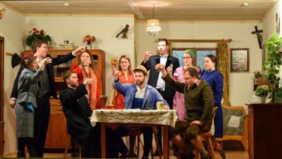 Bild: amö
Ein Prosit auf die Theatergruppe Kulz. Mit dem Stück "Der Kampfgockel vom Moserhof" hat die junge Truppe wieder erfolgreich die Bühne betreten.