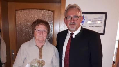 Bild: exb
Käthe Bodenmeier hat jahrzehntelang das Gemeindehaus betreut; Bürgermeister Rudolf Schopper dankte herzlich für den Dienst.