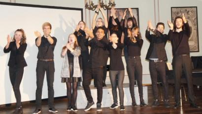 Bild: weu
Die zwölf Akteure bedankten sich mit Applaus bei ihrer Regisseurin Theresa Weidhas.