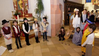 Bild: do
Weihnachten ist für die meisten Menschen das schönste Fest des Jahres, erst recht für die Kinder. Und wenn sie dann auch noch am Heiligen Abend in der Stadtpfarrkirche die Weihnachtsgeschichte nachspielen dürfen, sind die kleinen Mitwirkenden, aber auch die Besucher hin und weg.