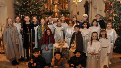Bild: dob
Eine große Gruppe an Kindern studierte das Krippenspiel in der St. Erhard Kirche in Roggenstein ein und trugen es mustergültig vor. Andächtig stehen sie vor der Krippe des Jesuskinds.