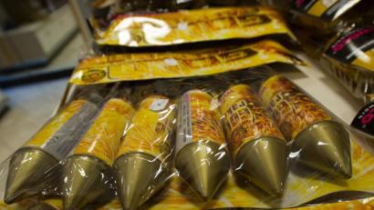 Bild: Inga Kjer
Feuerwerksraketen liegen in einem Geschäft. Foto: Inga Kjer/dpa/Archiv