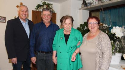 Bild: pi
Eingerahmt von Tochter Frieda und Sohn Christoph genießt Paula Striegl die Feier zum 85. Geburtstag und auch die Glückwünsche des zweiten Bürgermeisters Josef Woppmann.