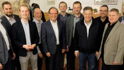 Bild: u
Elf Kandidaten nominiert der CSU-Ortsverband Hirschau für die Stadtratswahlen im kommenden Jahr (von links): Bürgermeister Hermann Falk, Mario Rauscher, Florentin Siegert, Werner Weigl, Hans-Jürgen Schönberger, Ludwig Koller, Hermann Gebhard, Dritter Bürgermeister Peter Leitsoni, Sandro Gärtner, Martin Merkl und Sebastian Lutz. Krankheitsbedingt fehlt Martin Meier.