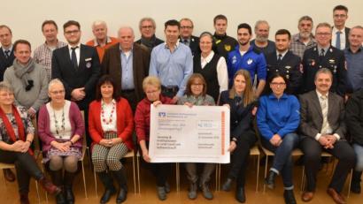 Bild: dob
24 Vertreter aus Vereinen, Organisationen und Institutionen dürfen eine Spende in der Geschäftsstelle der Volksbank und Raiffeisenbank Nordoberpfalz abholen. Filialleiter Anton Zilbauer (links) überreicht nur mehr die Bestätigungen, denn das Geld wurde bereits auf die Konten der jeweiligen Spendenempfänger überwiesen.