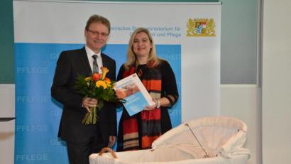 Bild: Bayerisches Gesundheitsministerium/exb
Bayerns Gesundheitsministerin Melanie Huml überreichte Manfred Tretter, Finanzchef der Kliniken Nordoberpfalz AG, den Förderbescheid für kleine Geburtshilfestationen im ländlichen Raum.