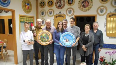Bild: du
Sportleiterin Bettina Robl (Fünfte von rechts) gewinnt bei "Hubertus" die Weihnachtsscheibe, Andreas Förtsch (Dritter von links) die von Schützenmeister Josef Robl (Zweiter von links) gestiftete Jubiläumsscheibe.