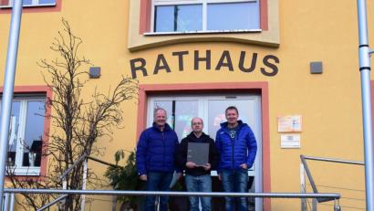 Bild: oe
Gemeinderat Gerhard Schuller, Josef Schaller und Michael Sprang (von links) unterstützen die Unterschriftenaktion für ein Bürgerbegehren „Stoppt den Rathausumbau“, wofür sich in weniger als sieben Tagen rund 300 Bürger eingetragen haben.
