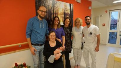 Bild: exb/Krankenhaus St. Barbara
Katrin und Fred Seidemann hatten während der Geburt Hebamme Sandra Wallner (Dritte von links) und Chefärztin Dr. Susanne Merl (Dritte von rechts) an ihrer Seite.
