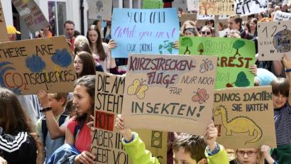 Bild: Petra Hartl
Die Teilnehmerzahlen von Fridays for Future (FFF) in Amberg haben sich über das Jahr verdreifacht. Im September 2019 marschieren 650 (überwiegend junge) Leute durch die Innenstadt. Sie demonstrieren für mehr Klimaschutz.