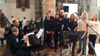 Bild: jzk
„Do you know“ war das letzte Stück, das Lehrer Christian Beck mit der Schulband musizierte.