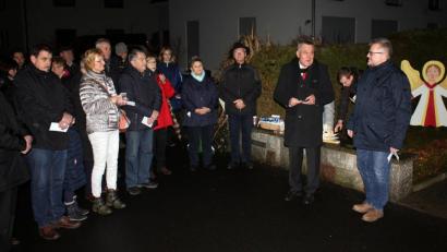 Bild: R. Kreuzer
Die Rehbühlsiedler versammeln sich am Mahnmal zu einer kurzen Andacht am Heiligabend.