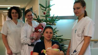 Bild: Uschold/Klinikum
In den Armen die beiden Christkinder am Klinikum St. Marien: Stationsleiterin Luisa Konrad (von links) freut sich Assistenzärztin Nataliia Shtefiuk (mit Baby Gil David Rodriguez), Christin Dietze mit Baby Julian Adrian Ramon und Hebamme Iryna Burbach.