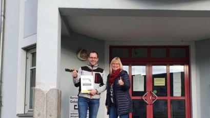 Bild: exb
Die Vorstandsmitglieder Andreas Duda und Marion Schaumberger gaben die Wahlvorschläge der Wählergemeinschaft "Zukunft Stadt Mitterteich" am Freitag im Rathaus ab.