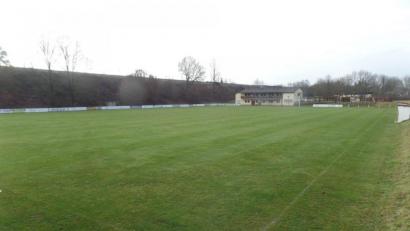 Bild: br
Für die außergewöhnlich hohen Aufwendungen zur Bewässerung der beiden Spielfelder (im Bild das Hauptspielfeld) in den vergangenen beiden trockenen Sommern gewährt die Gemeinde dem FC Vorbach eine einmalige Sonderzuwendung in Höhe von 1000 Euro an kommunalen Fördermittel gewährt.