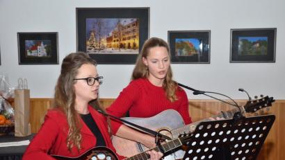 Bild: fjo
Kraftvoll umrahmen Marina Böhm (links) und Magdalena Bäumler in Rot die Jahresschlusssitzung des Stadtrats.