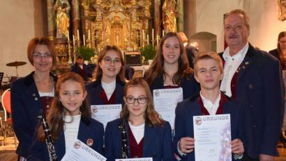 Bild: bö
Leistungsabzeichen für Musiker der Trachtenkapelle Hohenburg (von links): musikalische Leiterin Anja Paulus, Magdalena Eck (Klarinette), Stephanie Lindner (Querflöte), Franziska Lautenschlager (Klarinette), Nina Plank (Klarinette), Michael Paulus (Schlagzeug) und Vorsitzender Markus Mitschke.