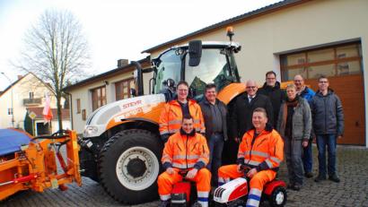 Bild: enz
Die Übergabe des neuen Schleppers mit (vorne, von links) Michael Jaworeck und Markus Betzl sowie (hinten, von links) Konrad Hart, Günter Igl, Bürgermeister Klaus Meyer, Stefan Döllinger, Christine Altnöder, Thomas Scharnagl und Christoph Schwartling.