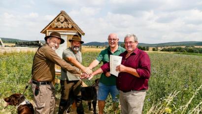 Bild: Clemens Hösamer
Vereint für den Artenschutz: Landwirt Manfred Beer (rechts) übergibt die Patenschaftsurkunde für eine Blühfläche an Vertreter der Schützengesellschaft Nabtal und der Wölsendorfer Jäger.