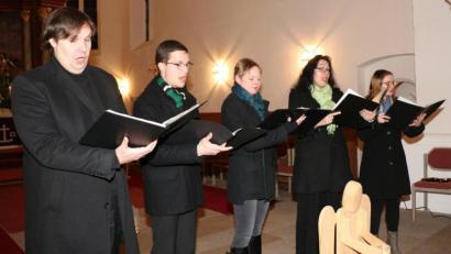 Bild: rpp
Beim Konzert des Bayreuth-Kulm-Ensembles in der Kulmstädter Dreieinigkeitskirche tragen die Musiker auch englische Lieder aus der Feder von John Rutter vor.