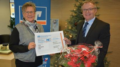 Bild: jr
Die Teilnahme am Gewinnsparen der Volksbank Raiffeisenbank Nordoberpfalz brachte der gebürtigen Konnersreutherin Marianne Patz den Hauptgewinn von 10 000 Euro ein. Stellvertretender Regionalmarktleiter Harald Zottmeier überreichte den symbolischen Scheck und einen Weihnachtsstern.