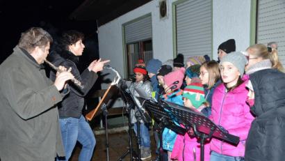Bild: dob
Der Kinderchor der Pfarrgemeinde "Kinder der Musik" gestalteten die Waldweihnacht musikalisch mit. Thomas Winderl spielte mit der Querflöte, während Kathrin Scheibl den Takt vorgab.