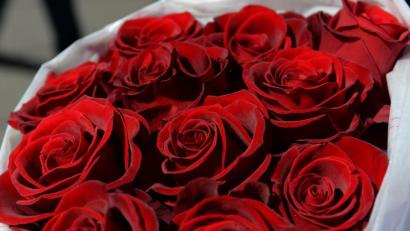 Bild: Felix Hörhager
Polizeibeamte haben einer Frau den zweiten Blumenstrauß in 13 Ehejahren beschert.