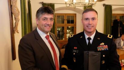 Bild: do
Zum Bereich der Vertrauensbildung gehört eine Einladung von Bürgermeister Edgar Knobloch an Brigadegeneral Christopher R. Norrie in die Jahresabschlusssitzung des Stadtrates. Kleine Geschenke erhalten die Freundschaft, denkt sich der Bürgermeister bei der Überreichung eines Präsents.