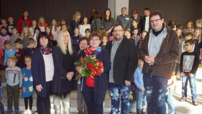 Bild: mmj
Olga Uhlemann (mit Blumen) nahm Abschied von der Schönseer Schule. Für die gute Zusammenarbeit dankten (von links) Bürgermeisterin Birgit Höcherl, Elternbeiratsvorsitzende Manuela Grosser, die frühere Schulleiterin Maria Pfistermeister, Rektor Thomas Troidl und Stadtpfarrer Wolfgang Dietz.