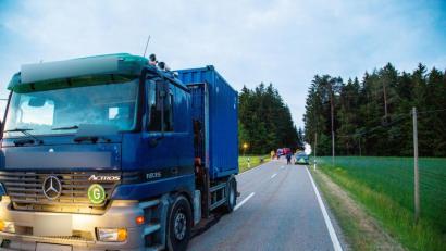 Bild: Clemens Hösamer
Auf der Kreisstraße zwischen Trefnitz und Pamsendorf wird ein 45-jähriger Oberviechtacher am 27. Mai von einem Lkw überrollt.