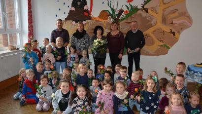 Bild: jr
In den Ruhestand verabschiedet wurde Gisela Wild (Mitte), die drei Jahrzehnte lang als Erzieherin im Kinderhaus Pechbrunn arbeitete. Dafür dankten (von links) Thilo Rank vom Elternbeirat, Kinderhausleiterin Sabine Doß, ihre Vorgängerin Brigitte Kreil und Bürgermeister Ernst Neumann. Im Vordergrund ein Teil der Kinder, die jeweils eine Rose überreichten.