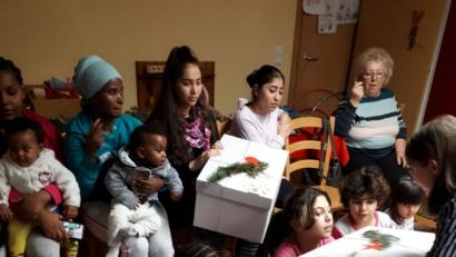 Bild: Stiftland-Gymnasium/exb
Die Kinder der Gemeinschaftsunterkunft erhielten von den Schülern auch Geschenke.