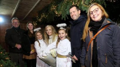 Bild: Hirsch
Oberbürgermeister Andreas Feller sowie die Mitarbeiter der Stabstelle "Wirtschaftsförderung", Sandra Grabinger, Roland Kittel und Vera Dehling (von links) verlosten gemeinsam mit dem Christkind und den Engeln die Preise für die Aktion "Engelssuche".
