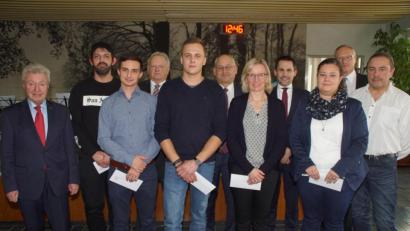 Bild: mmj
Alleingesellschafter Michael Koller (links), die Geschäftsführer Robert Eibl, Michael Geutler und Benedikt Koller (hintere Reihe, ab Viertem von links), Betriebsratsvorsitzender Alois Spachtholz und Werksleiter Norbert Weinhold (von rechts) ehrten mehrere Mitarbeiter. Seit zehn Jahren bringen sie ihre Arbeitskraft im Unternehmen ein.