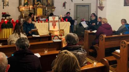 Bild: mez
Viel Mühe gaben sich die Mitwirkenden bei der gelungenen Taizé-Andacht in der kleinen Ahornberger Dorfkapelle. Die dankbaren Besucher wirkten fleißig mit.