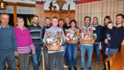 Bild: fjo
Gabi Wolf (Zweite von links) ehrt Kurt Immer, Klara Moll und Bohumil Pokorny (mit Präsentkörben, von links) für langjährige Betriebszugehörigkeit.