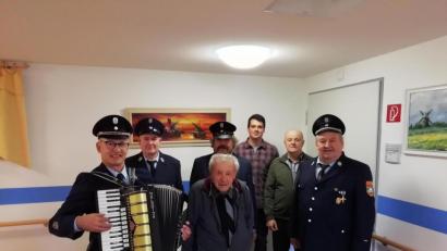 Bild: exb/Klaus Sommer
Zum 90. Geburtstag von Andreas Kutzer (Mitte) gratulierte unter anderem eine Delegation der Feuerwehr Kondrau und der Sportfreunde Kondrau. Bernhard Müller (links) spielte auch ein Ständchen.